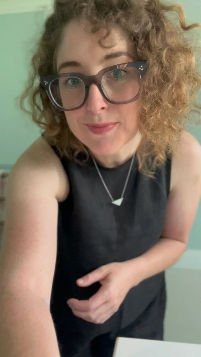 I’d been eyeing up the #openbacksmocktop pattern by @matchymatchysewingclub since it came out but I wasn’t sure about the fully open back . Decided to give it a go with some extra buttons and I’m glad I did: it’s an easy little number to whip up (2.5 hours) and super breezy in this sticky weather. 

I made some loose matching shorts in the same linen and took them for a spin to the local street market this morning. Here they are suitably rumpled from the excursion!

Patterns and fabric from joans.co.nz.